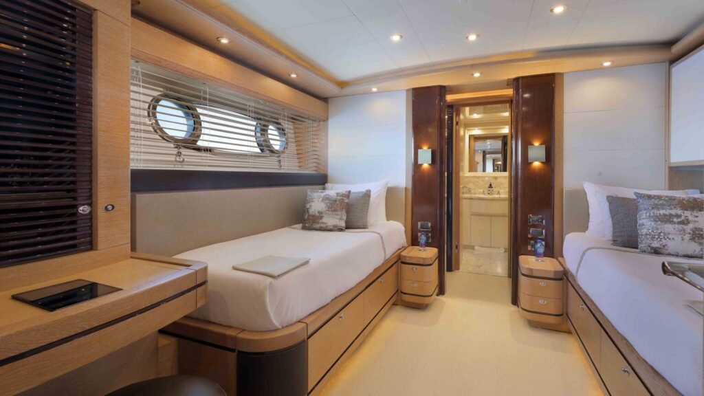 Twin guest cabin with en-suite bathroom between beds