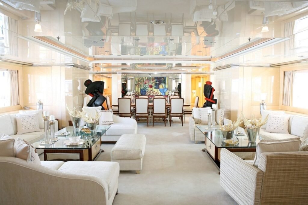 SUNDAY main salon