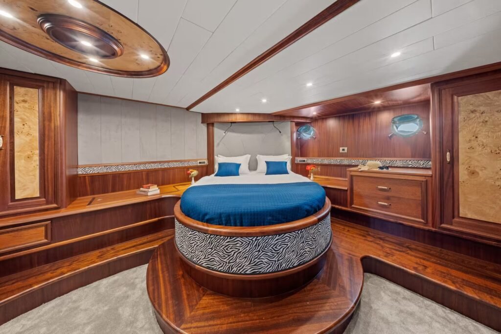 TOSCA aft master cabin