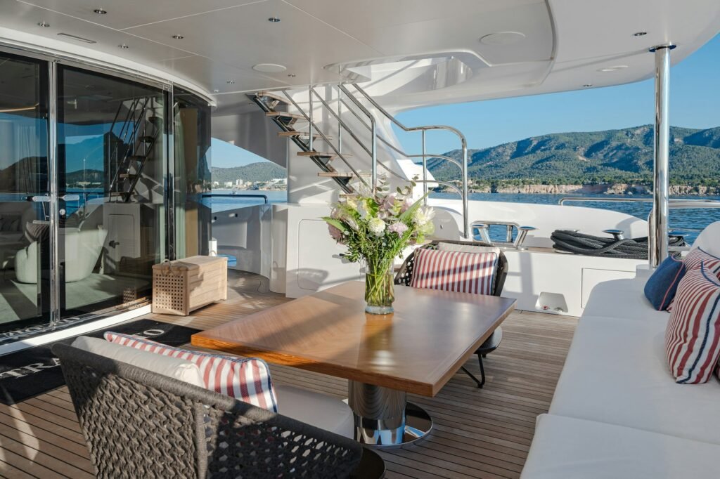 TRAMONTO main deck aft