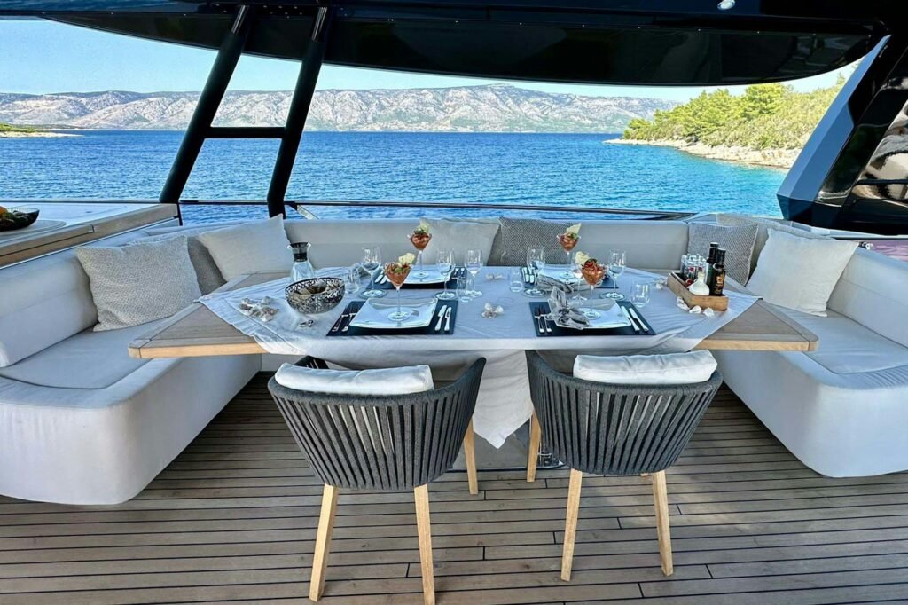 VENUS flybridge dining