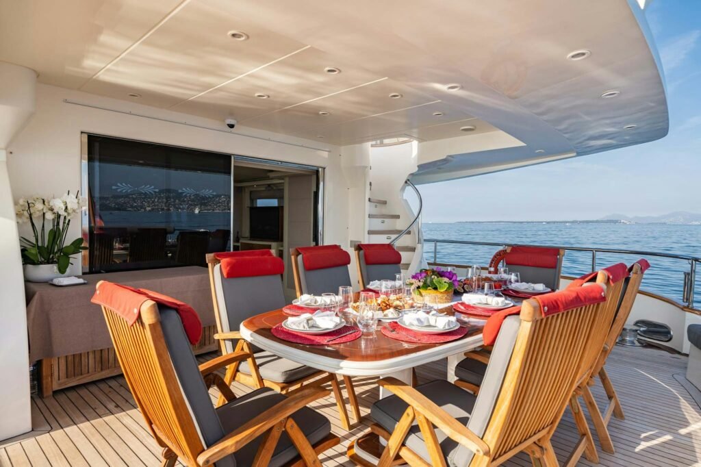 VIKING III split-level master cabin