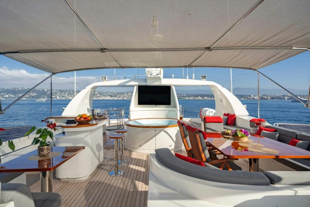 VIKING III salon lounge