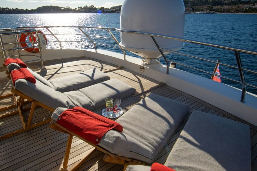 VIKING III sundeck with Jacuzzi