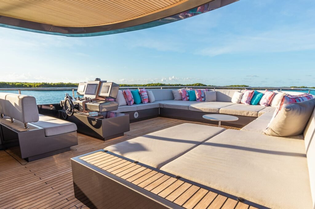 VIVACE flybridge lounge
