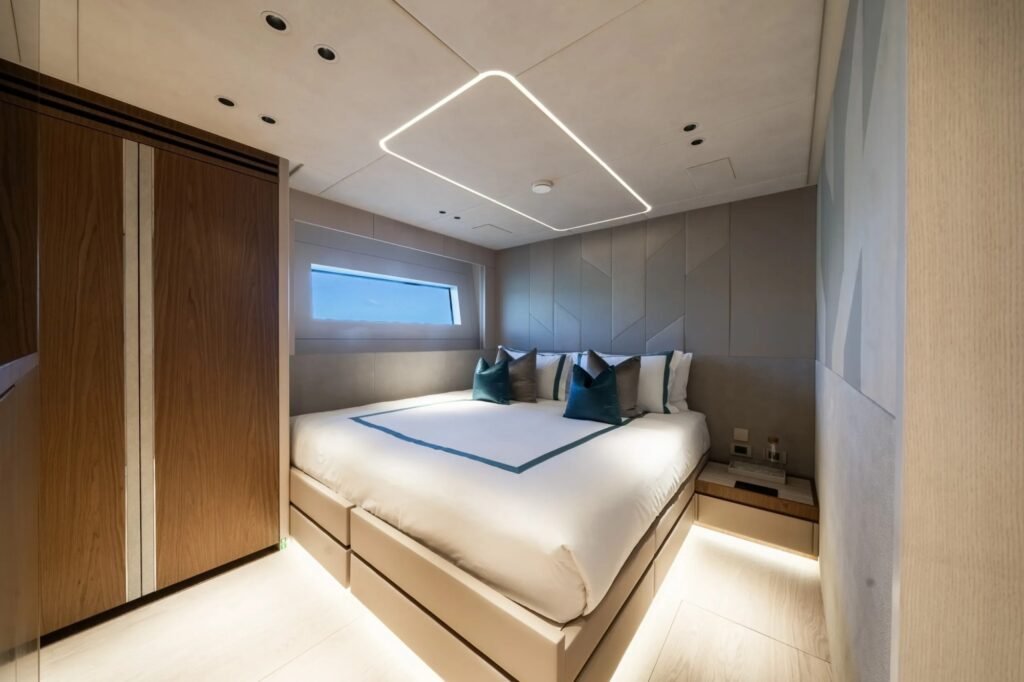 WHITE STAR twin cabin