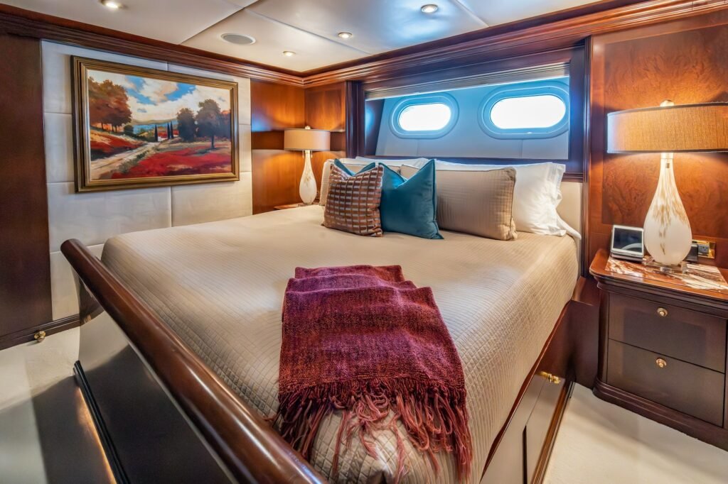 ZOOM ZOOM ZOOM queen guest cabin