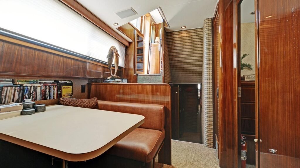 NORTHERN LIGHT - Galley Dinette