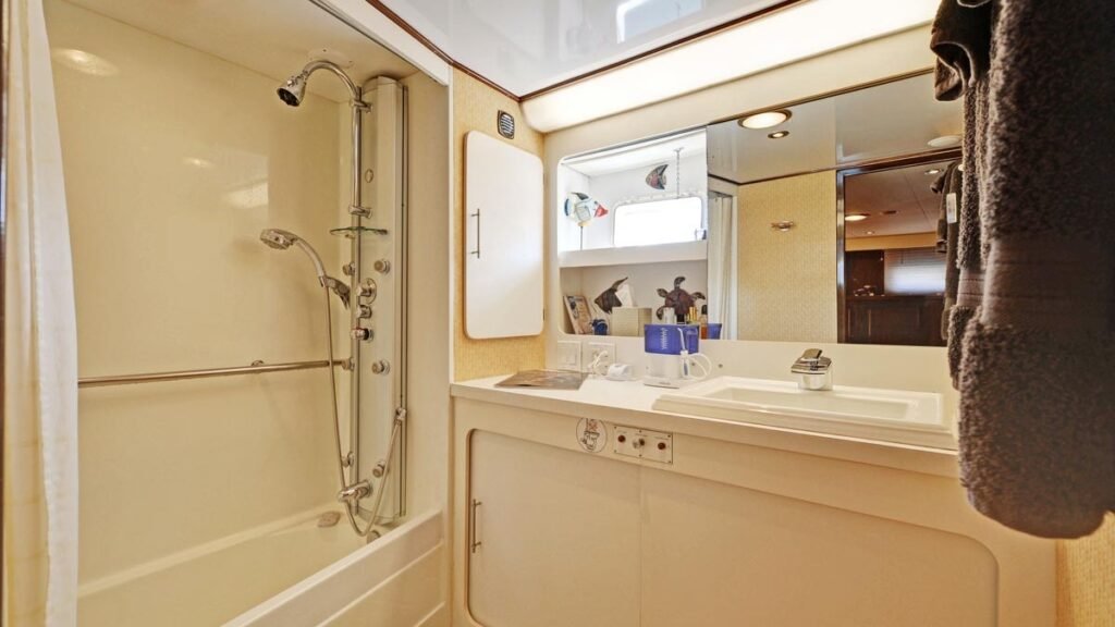 NORTHERN LIGHT - Guest Bathroom