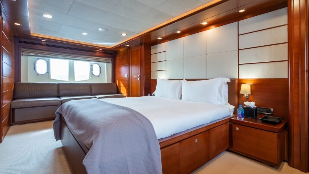 ROBUSTO - Custom Line 2009 luxury charter yacht, view 28