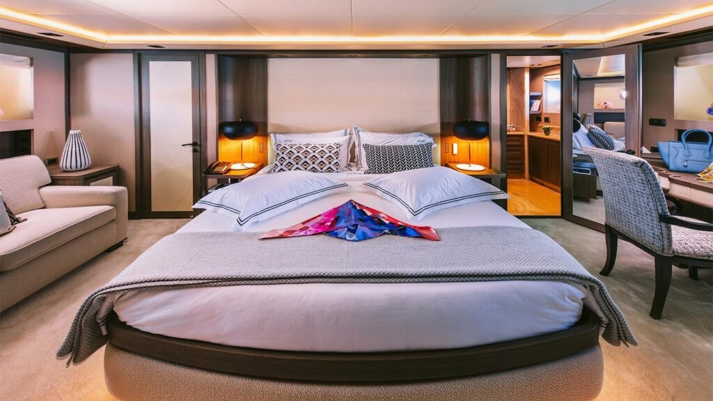 OVAL master cabin