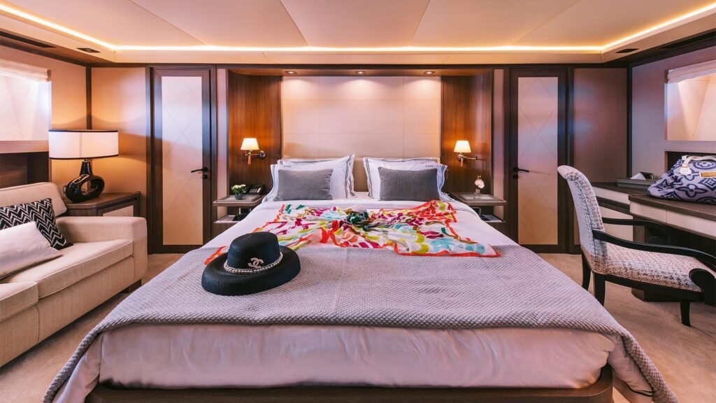 OVAL second master cabin
