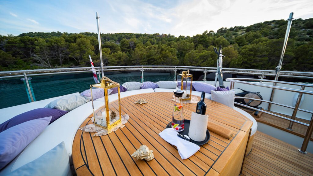 NOVELA foredeck table and curved settee