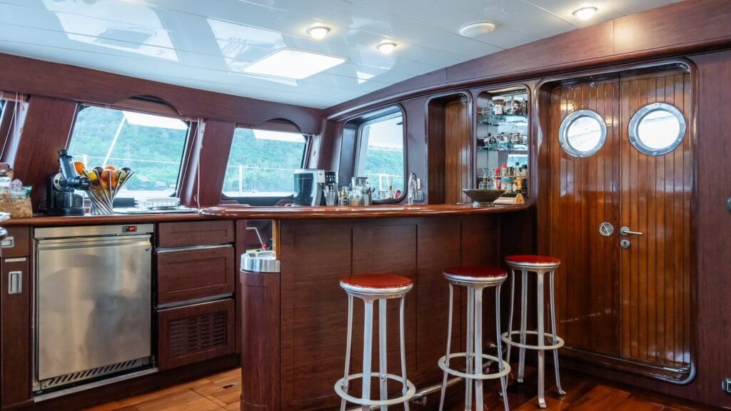 DOUCE FRANCE - Alumarine 1998 luxury charter yacht, view 38