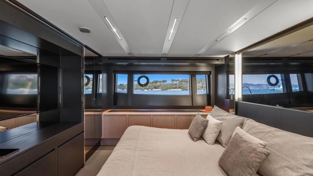 SAMIRA - Full-Beam Master Stateroom