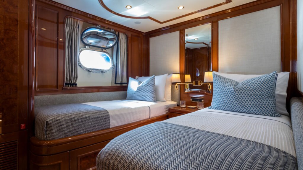 SERENO - Benetti 2002 luxury charter yacht, view 36
