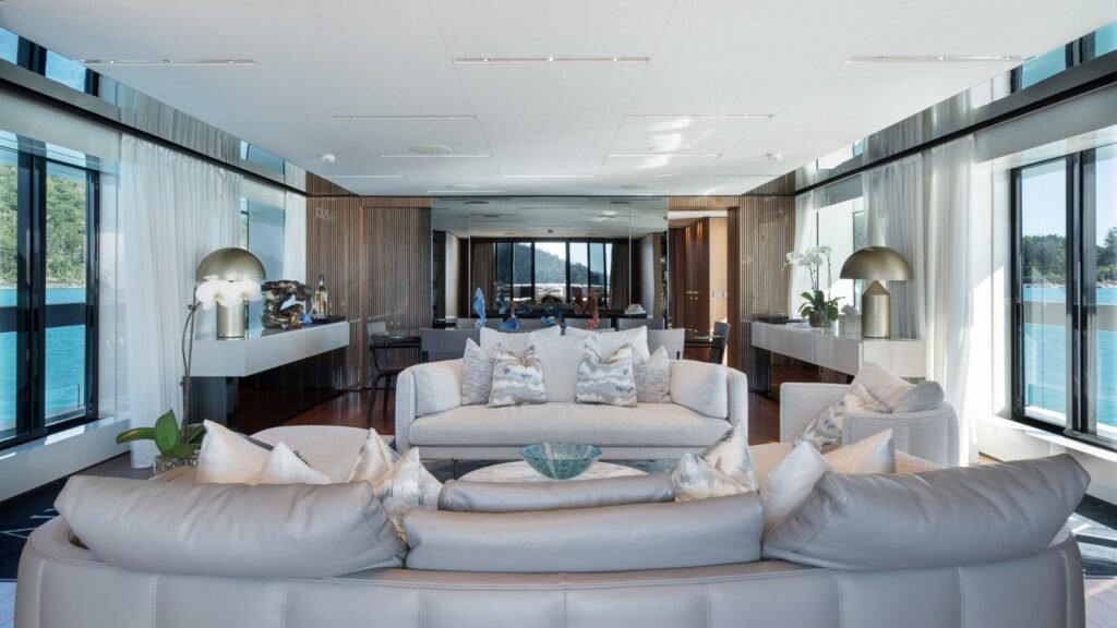 Aix - Main deck salon