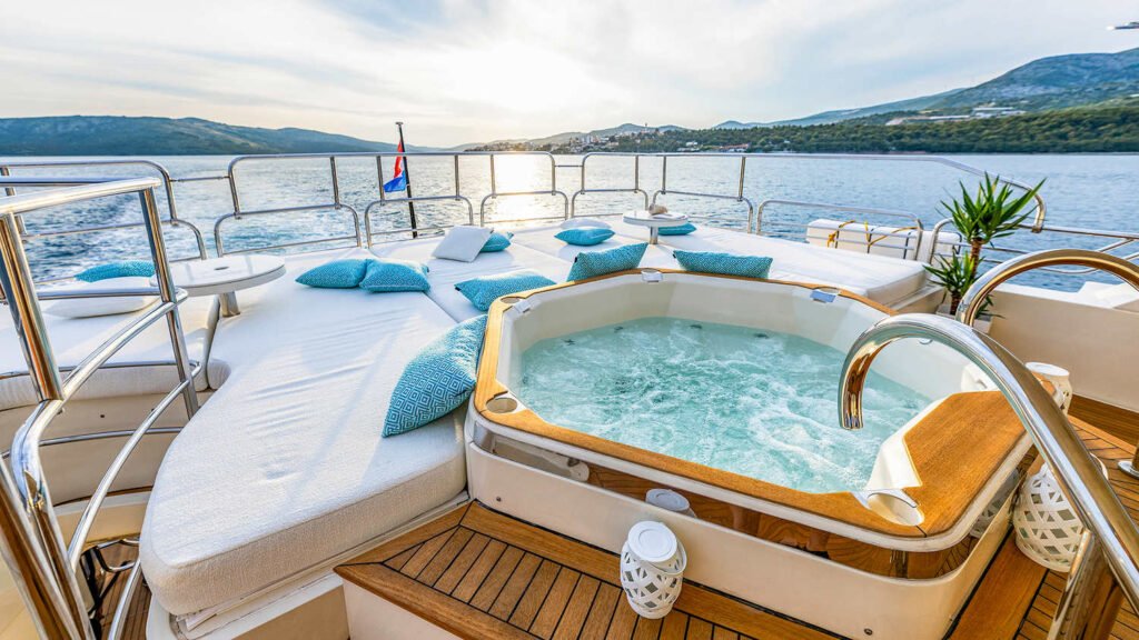 Arago - Yacht Arago sundeck Jacuzzi sunset
