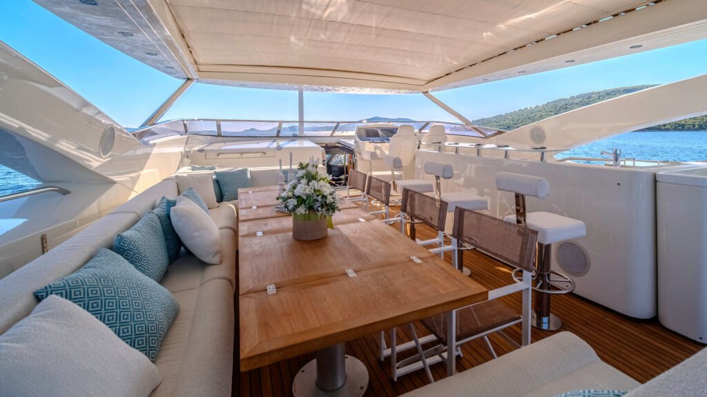 Arago - Yacht Arago flybridge al-fresco dining
