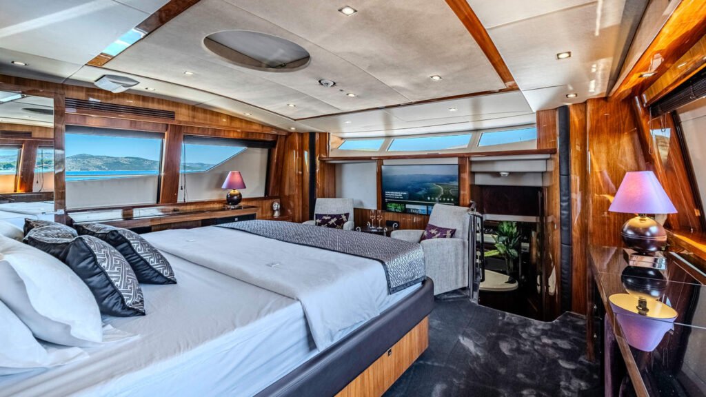 Arago - Yacht Arago master cabin bed angle