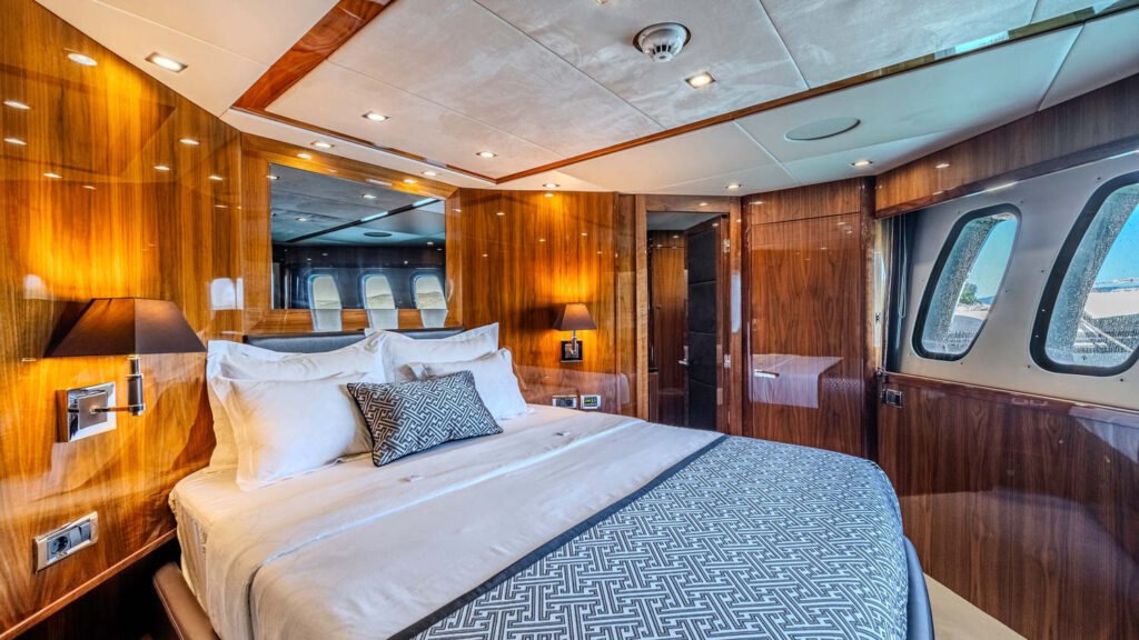 Arago - Yacht Arago VIP cabin headboard