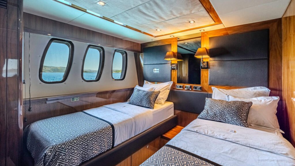 Arago - Yacht Arago twin cabin portholes