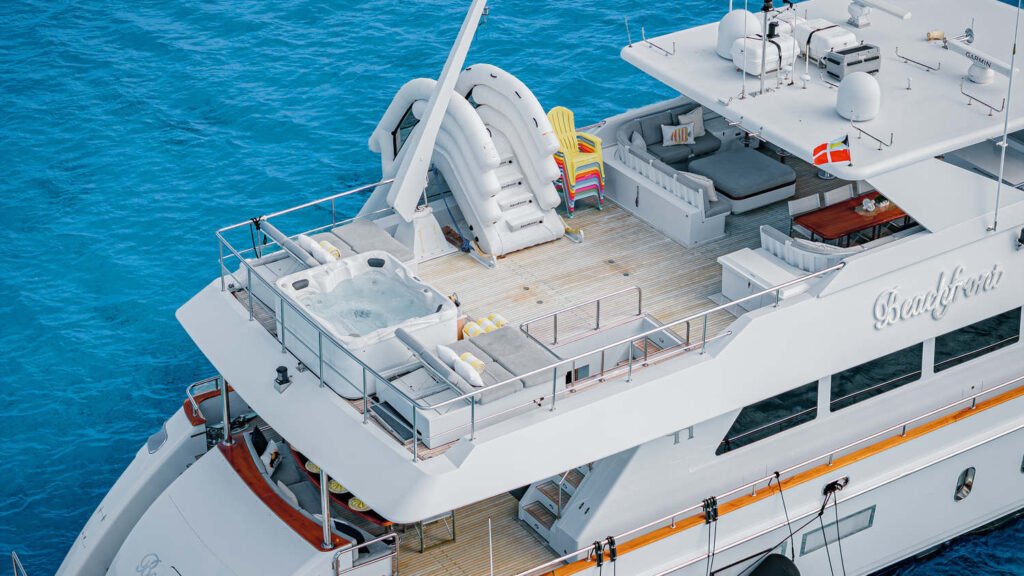 BEACHFRONT - Yacht Beachfront flybridge Jacuzzi and slide