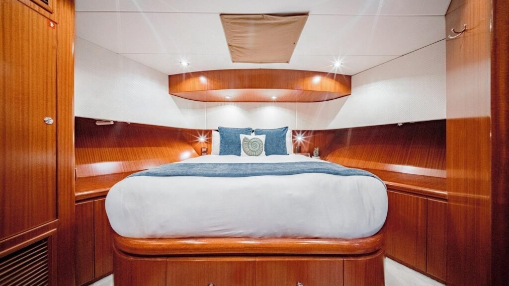 BEACHFRONT - Yacht Beachfront VIP queen stateroom