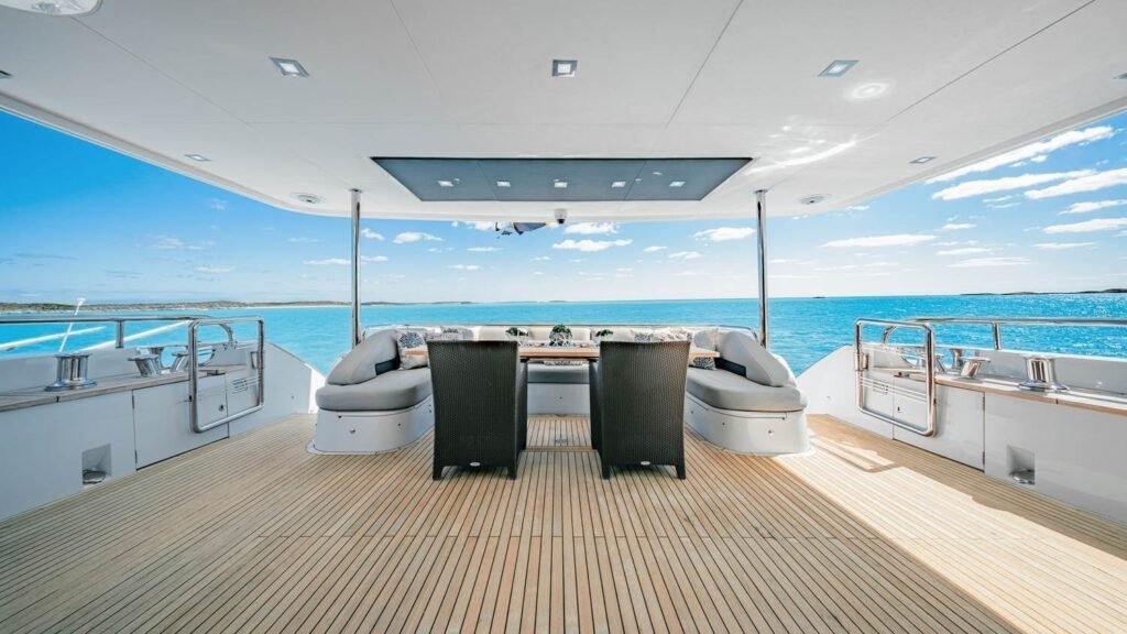 BEACHFRONT II - Yacht Beachfront II aft deck