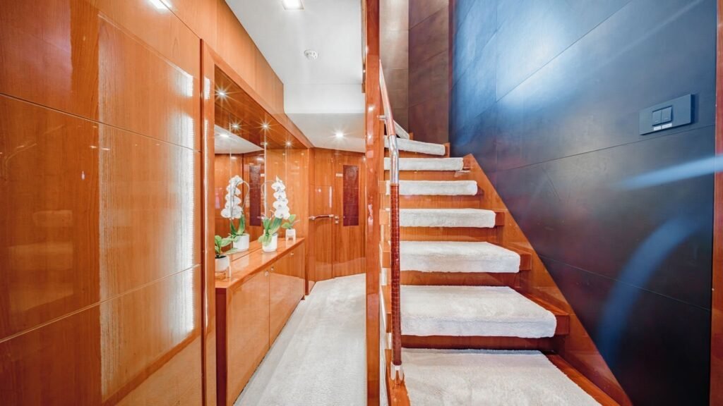 BEACHFRONT II - Yacht Beachfront II passageway