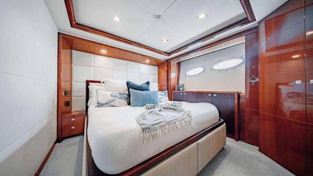 BEACHFRONT II - Yacht Beachfront II queen stateroom portholes