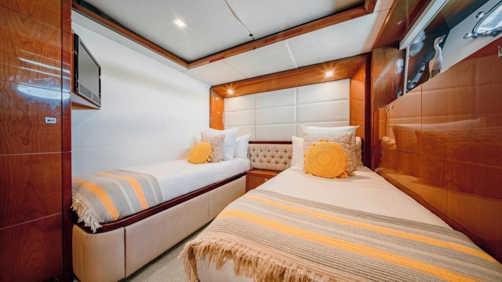 BEACHFRONT II - Yacht Beachfront II twin stateroom