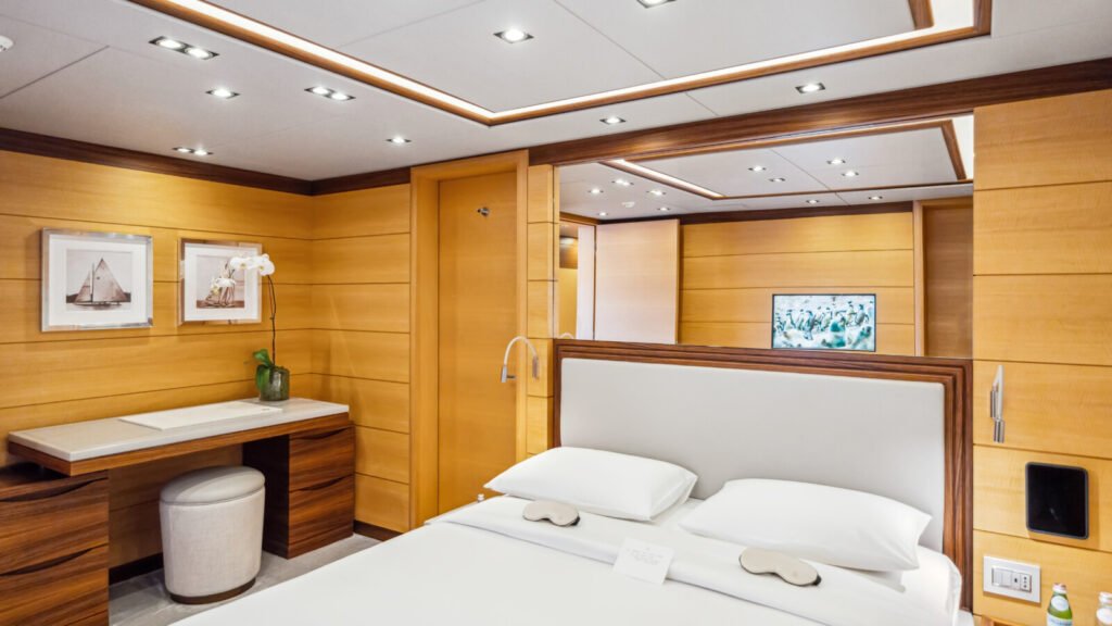 Benetti 49.98m motor yacht BOMBAY for charter
