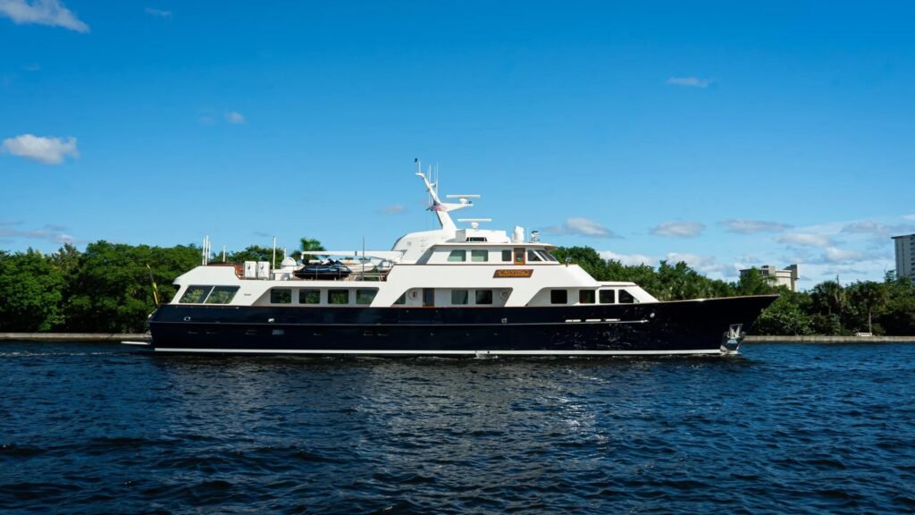 Feadship charter motor yacht, exterior profile Turks and Caicos