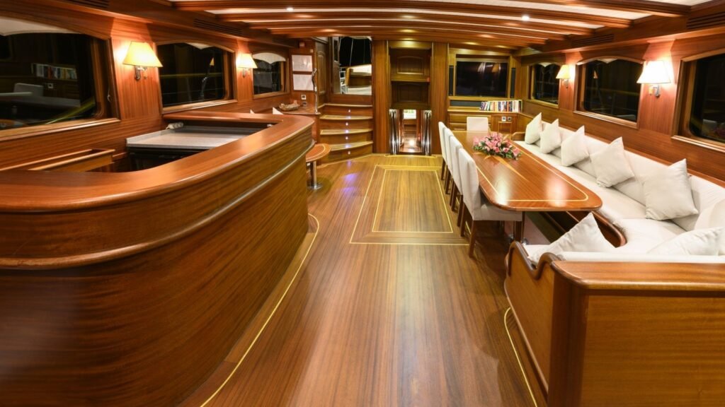 Caner IV - saloon dining area