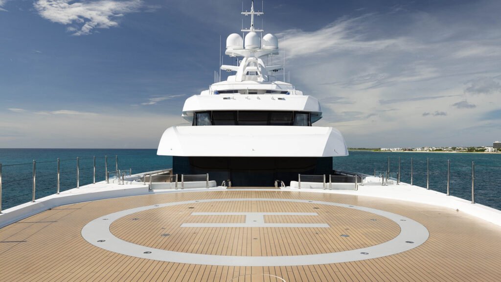 CC Summer - Yacht CC-Summer foredeck helipad