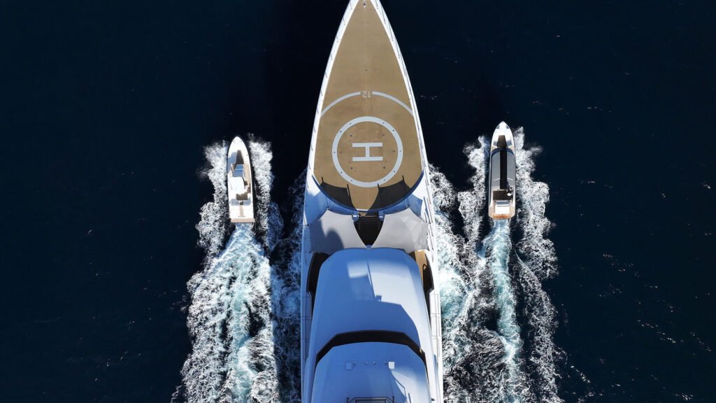 CC Summer - Yacht CC-Summer helipad foredeck with tenders
