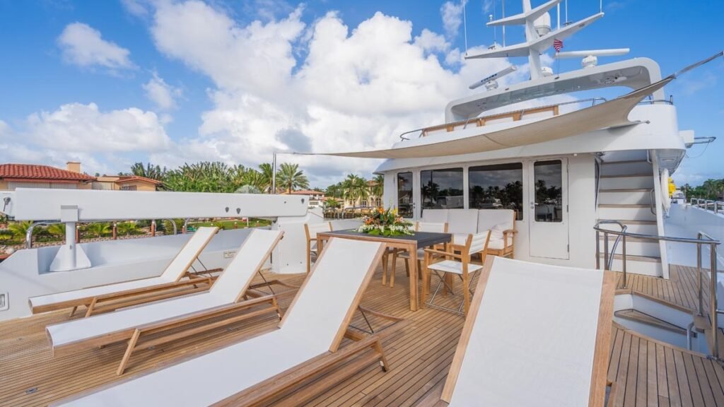 CHANSON - Teak Sundeck