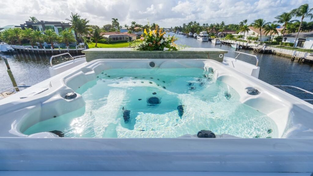 CHANSON - Sundeck Jacuzzi