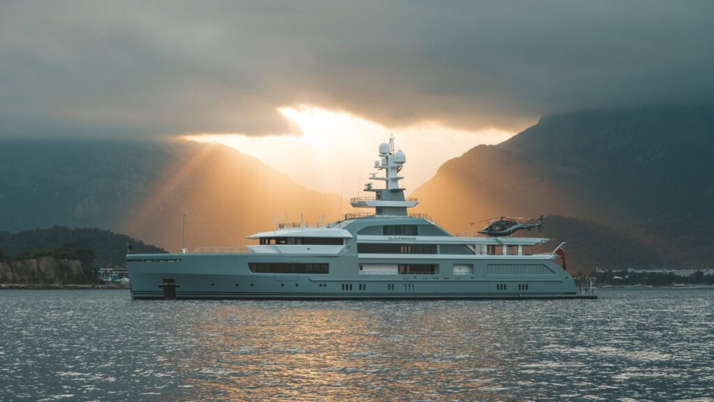 Cloudbreak yacht charter