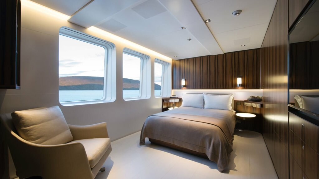 Cloudbreak yacht charter