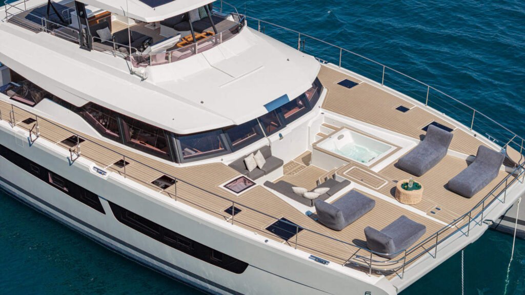 Foredeck Jacuzzi Lounge