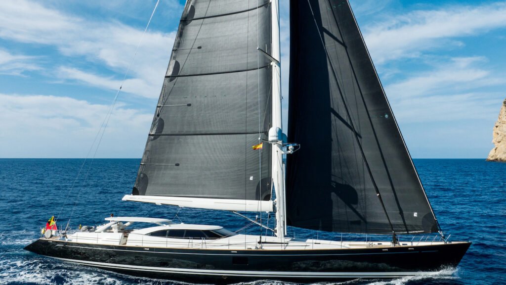 DAKOTA - Under Sail