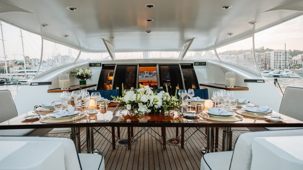DAKOTA - Cockpit Dining