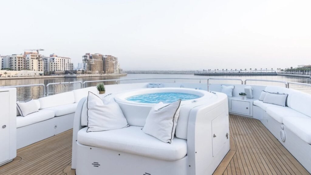 DXB - Yacht DXB flybridge Jacuzzi seating