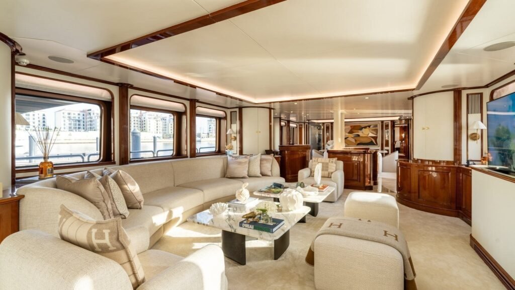 DXB - Yacht DXB main salon seating