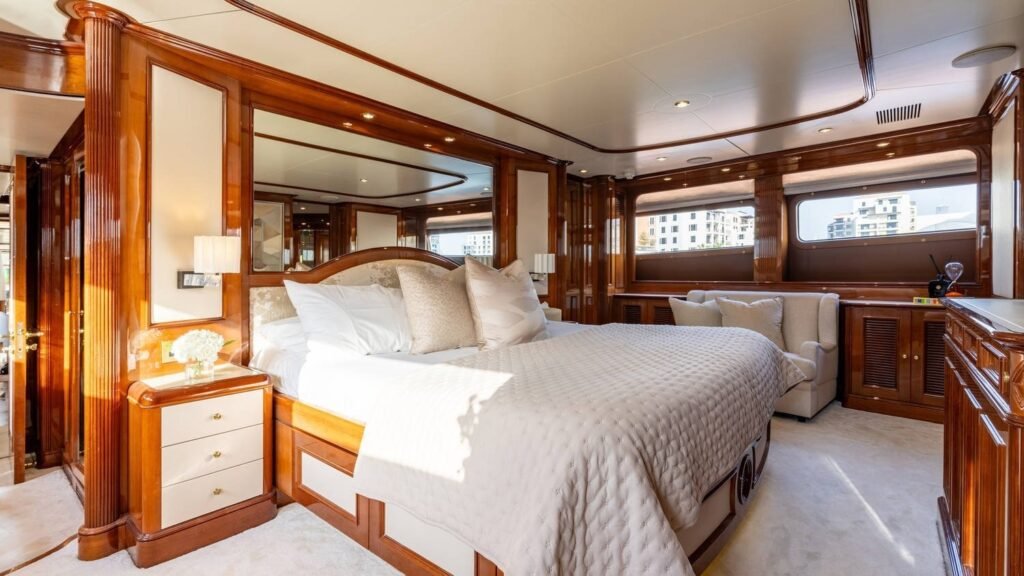 DXB - Yacht DXB master cabin full beam