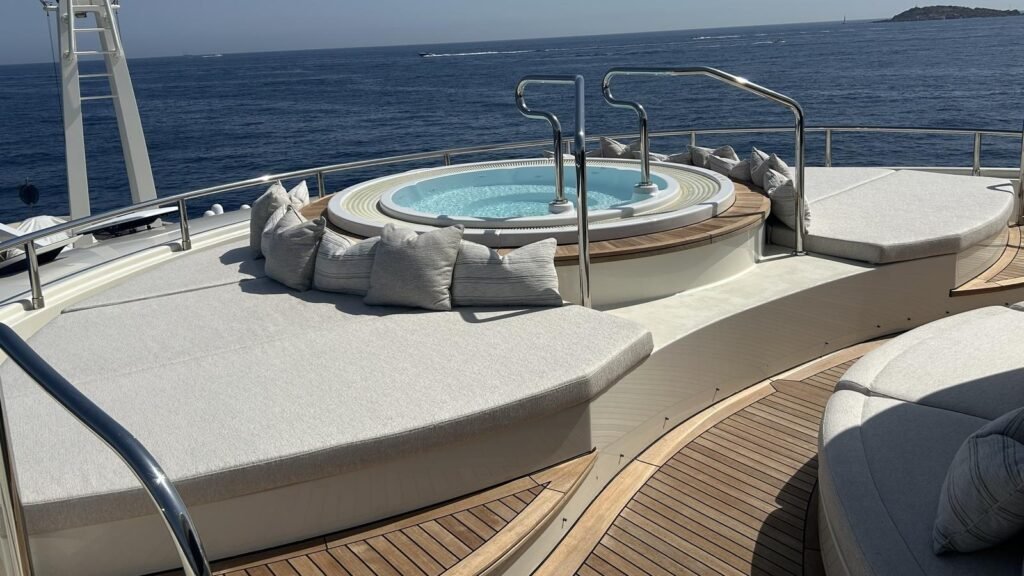 ELENI sundeck jacuzzi
