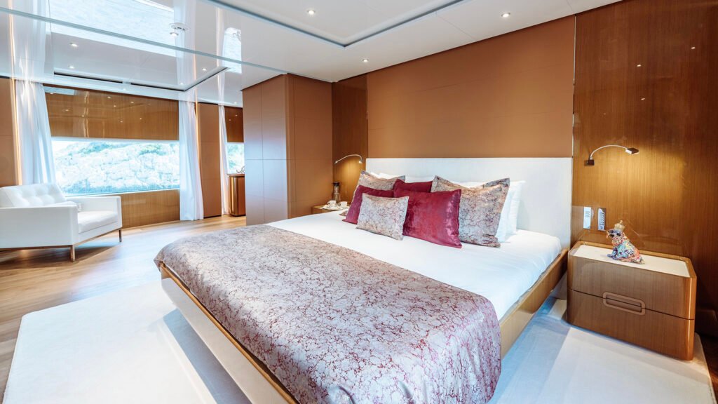 Erolia, 38.36m Custom Line 120 charter yacht (view 33)