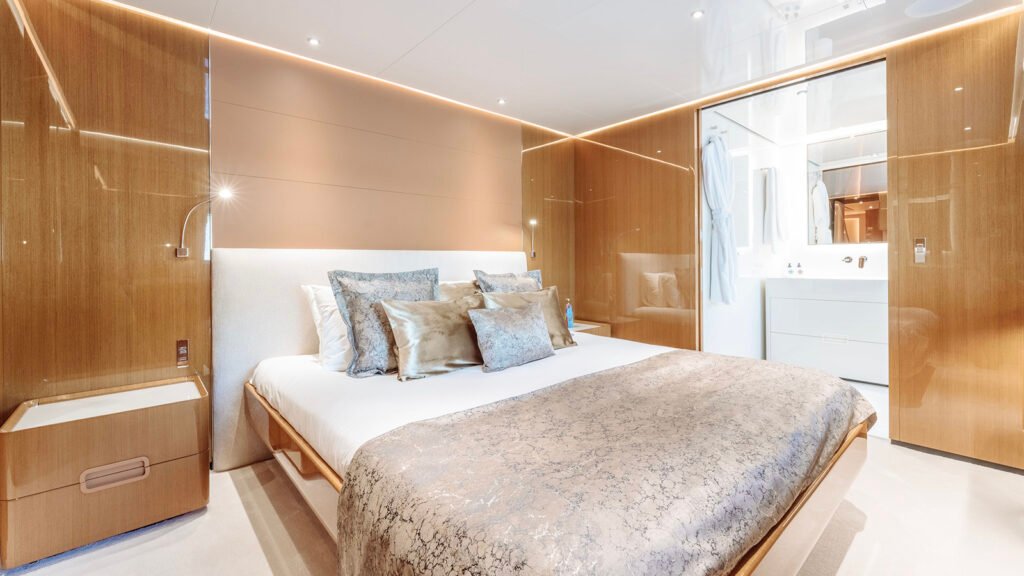 Erolia, 38.36m Custom Line 120 charter yacht (view 39)